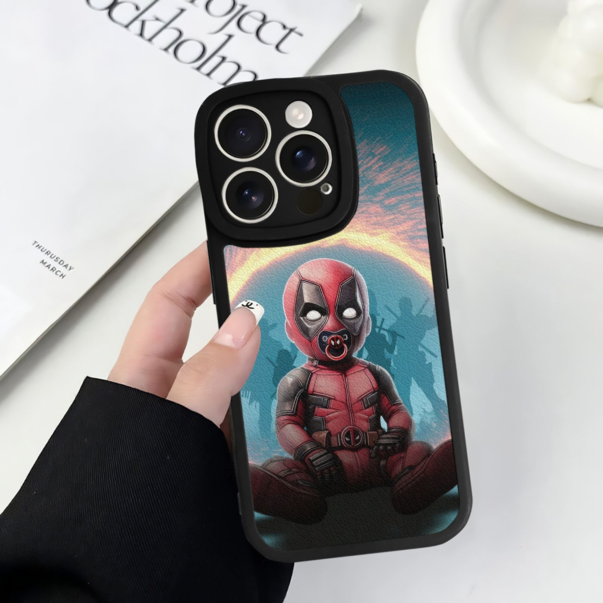 （画像用） Deadpool デッドプール 【iPhone 16シリーズ対応】シリコンスマホケース（レザー調） 材質：シリコン